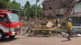Sebuah rumah yang berada di Desa Banyuajuh, Kecamatan Kamal, Bangkalan terbakar. Sempat terjadi ledakan keras sebelum kebakaran itu terjadi.