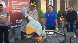 Saat pemotongan Kenalpot Brong Oleh Kapolres Pamekasan pada Konferensi Pers Akhir Tahun 2023 (Dok. Fahrur Rozi SuaraNet.id)