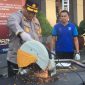 Saat pemotongan Kenalpot Brong Oleh Kapolres Pamekasan pada Konferensi Pers Akhir Tahun 2023 (Dok. Fahrur Rozi SuaraNet.id)