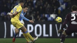 Striker Napoli, Giacomo Raspadori (tengah) melepaskan tendangan di depan gawang Frosinone. (LaPresse via AP Photo/Alessandro Garofalo