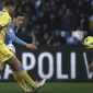 Striker Napoli, Giacomo Raspadori (tengah) melepaskan tendangan di depan gawang Frosinone. (LaPresse via AP Photo/Alessandro Garofalo