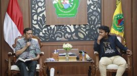 Pj Bupati Pamekasan, Masrukin (kiri), Ketua FWP, Ongky Arista UA (kanan) saat acara diskusi di Pendopo Agung Ronggosukowati Pamekasan.