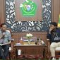 Pj Bupati Pamekasan, Masrukin (kiri), Ketua FWP, Ongky Arista UA (kanan) saat acara diskusi di Pendopo Agung Ronggosukowati Pamekasan.