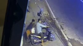 Pencurian Viral! Dua Pria Berpeci Hitam dan Sarung Rampok Toko di Pasar Blumbungan. Tonton video ini yang berhasil mengungkap aksi kejahatan mereka dalam 23 detik! (Doc/ist)