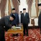 Pejabat (Pj) Bupati Pamekasan, Masrukin, melantik Achmad Faisol sebagai Pejabat (Pj) Sekretaris Daerah (Sekda) di tengah upaya membangun kerja sama tim yang solid di tengah tantangan keuangan yang dihadapi.