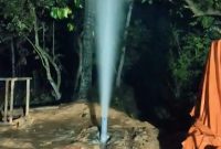 Air menyembur dari pipa pengeboran dengan ketinggian mencapai 15 meter.