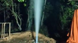 Air menyembur dari pipa pengeboran dengan ketinggian mencapai 15 meter.