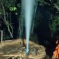 Air menyembur dari pipa pengeboran dengan ketinggian mencapai 15 meter.