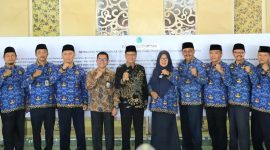 Pemkab Pamekasan meneken Pakta Integritas Netral Pemilu 2024 di Mandhapa Agung Ronggosukowati, 17 November 2023.