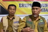 Gubernur Mahyeldi Ansharullah (pakai kupiah) saat berikan keterangan di posko erupsi Gunung Marapi, Senin (4/12/2023). (Dok Pemprov)