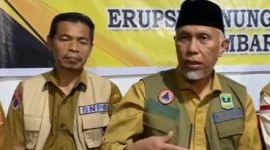 Gubernur Mahyeldi Ansharullah (pakai kupiah) saat berikan keterangan di posko erupsi Gunung Marapi, Senin (4/12/2023). (Dok Pemprov)