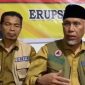 Gubernur Mahyeldi Ansharullah (pakai kupiah) saat berikan keterangan di posko erupsi Gunung Marapi, Senin (4/12/2023). (Dok Pemprov)