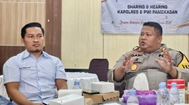Kapolres Pamekasan AKBP Jazuli Dani Iriawan  dan Ketua Persatuan Wartawan Indonesia (PWI) Kabupaten Pamekasan Hairul Anam.