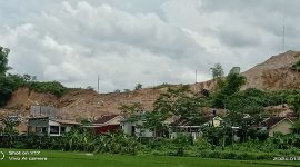 Skandal tanah urug ilegal ini semakin meruncing dan mengancam kelancaran proyek strategis nasional.