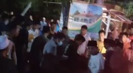 Dalam rekaman video tampak sejumlah pria saling berkejaran di pekarangan rumah warga sambil saling mengayunkan celurit. Empat korban tewas dalam kejadian ini.