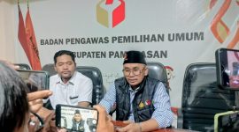 Koordinator Divisi Penanganan pelanggaran data dan informasi Bawaslu Pamekasan, Suryadi saat konferensi pers.