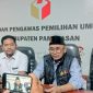 Koordinator Divisi Penanganan pelanggaran data dan informasi Bawaslu Pamekasan, Suryadi saat konferensi pers.