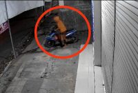 Saat maling melancarkan aksinya Dok. Rekaman CCTV 