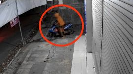 Saat maling melancarkan aksinya Dok. Rekaman CCTV 
