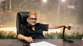 H. Her, memberikan Keterangan pers terkait aksi viral bagi-bagi uang.