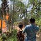 Pihak polres Pamekasan meninjau fenomena sumur menyemburkan api.
