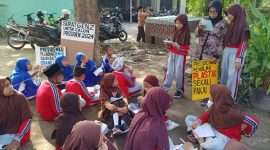Sebanyak 35 orang siswa menyuarakan kepedulian mereka terhadap lingkungan dengan menulis surat kepada calon presiden dan calon wakil presiden.