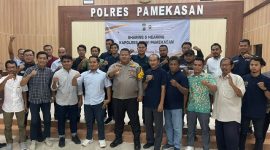 Foto bersama Sharing & Hearing dengan Kapolres Pamekasan AKBP Jazuli Dani Iriawan dengan PWI Pamekasan.