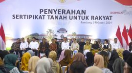 Presiden Joko Widodo didampingi Ibu Iriana Joko Widodo menyerahkan 3 ribu sertifikat hak atas tanah untuk rakyat yang digelar di Hall Gedung Indoor Si Jalak Harupat, Kabupaten Bandung, Provinsi Jawa Barat.