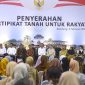 Presiden Joko Widodo didampingi Ibu Iriana Joko Widodo menyerahkan 3 ribu sertifikat hak atas tanah untuk rakyat yang digelar di Hall Gedung Indoor Si Jalak Harupat, Kabupaten Bandung, Provinsi Jawa Barat.