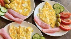 Sarapan merupakan waktu makan yang penting untuk memulai hari dengan penuh energi.