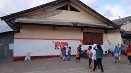 Sejumlah Anak-anak Jemaat Ahmadiyah sedang berada di halaman depan Asrama Transito, tempat mereka mengungsi. Gedung ini berada di Kelurahan Majeluk, Kecamatan Cakranegara, Kota Mataram, Nusa Tenggara Barat, Minggu (28/08/2022). Foto: Gafur Abdullah.

