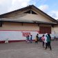 Sejumlah Anak-anak Jemaat Ahmadiyah sedang berada di halaman depan Asrama Transito, tempat mereka mengungsi. Gedung ini berada di Kelurahan Majeluk, Kecamatan Cakranegara, Kota Mataram, Nusa Tenggara Barat, Minggu (28/08/2022). Foto: Gafur Abdullah.
