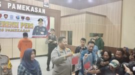 VR ditangkap oleh Polres Pamekasan atas dugaan pemerasan terhadap kepala desa. VR menggunakan ancaman terkait proyek pengaspalan di Desa Somalang. 