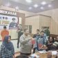 VR ditangkap oleh Polres Pamekasan atas dugaan pemerasan terhadap kepala desa. VR menggunakan ancaman terkait proyek pengaspalan di Desa Somalang. 