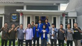 Nailur Rahman (tengah) diampingi rektor IAIN Madura, Saiful Hadi dan pengurus, senior PMII komisariat IAIN Madura.