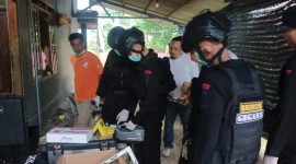 Kasus teror bom ikan di rumah Ketua KPPS Pamekasan masih terus berkembang. Tim gabungan Polda Jawa Timur dan Polres Pamekasan masih terus melakukan penyelidikan untuk mengungkap motif dan pelaku di balik aksi teror tersebut.