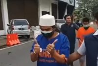 Gus Samsudin memakai baju tahanan di Polda Jatim.