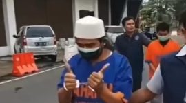Gus Samsudin memakai baju tahanan di Polda Jatim.