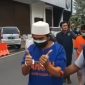 Gus Samsudin memakai baju tahanan di Polda Jatim.