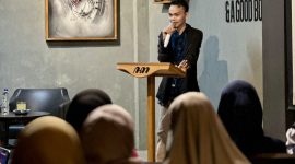 Bara' Nur saat menyampaikan pemikiran Hannah Arendt tentang tindakan politik artifisial.