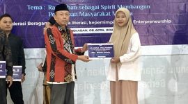 Wakil Rektor III, Mohammad Ali Al-Humaidy memberikan penghargaan kepada juara favorit lomba dakwah IAIN Madura diraih mahasiswi KPI, Fadilatul Kamilah.