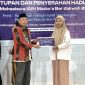 Wakil Rektor III, Mohammad Ali Al-Humaidy memberikan penghargaan kepada juara favorit lomba dakwah IAIN Madura diraih mahasiswi KPI, Fadilatul Kamilah.