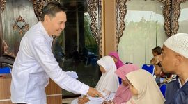 Berkah Ramadan: Rudy Susanto memberikan satunan kepada anak yatim.