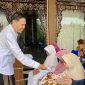 Berkah Ramadan: Rudy Susanto memberikan satunan kepada anak yatim.