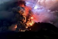 Gunung Ruang di Provinsi Sulawesi Utara meletus pada Selasa lalu, mengakibatkan keluarnya abu vulkanik yang masih mengganggu wilayah udara hingga saat ini. 