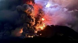 Gunung Ruang di Provinsi Sulawesi Utara meletus pada Selasa lalu, mengakibatkan keluarnya abu vulkanik yang masih mengganggu wilayah udara hingga saat ini. 
