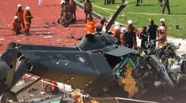 Puing-puing helikopter Angkatan Bersenjata Malaysia terlihat setelah mengalami kecelakaan udara di pangkalan Angkatan Laut Kerajaan Malaysia (RMN) di Lumut. (Foto: Kapten (RTD) Dr Md Hassan Omar (RMN)/New Straits Times)