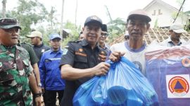 Kunjungan Penjabat Bupati Pamekasan, Masrukin ke Korban Angin Puting Beliung.