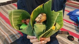 Makanan tradisional yang dikemas dengan daun pisang, seperti umbi rebus, kue lapis, kurma, dan lain-lain.