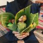 Makanan tradisional yang dikemas dengan daun pisang, seperti umbi rebus, kue lapis, kurma, dan lain-lain.